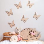 Drewniane motylki w dziecięcym pokoju