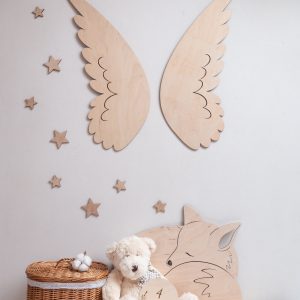 Pokój dziecka z drewnianymi dekoracjami