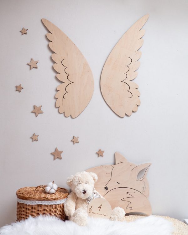 Drewniane skrzydła w dziecięcym pokoju