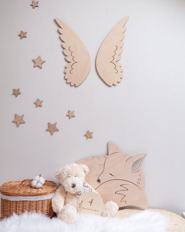 Dekoracyjne drewniane skrzydła anioła w pokoju dziecięcym