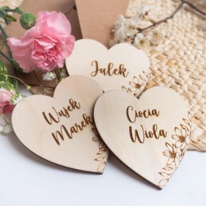 Drewniane winietki dla gości weselnych